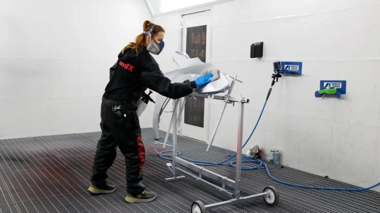 Lackierarbeit in der eigenen Lackierkabine