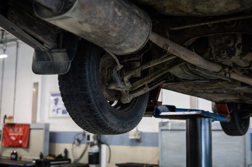 Autohaus-Werkstatt mit Fahrzeug und Winterreifen auf Felgen