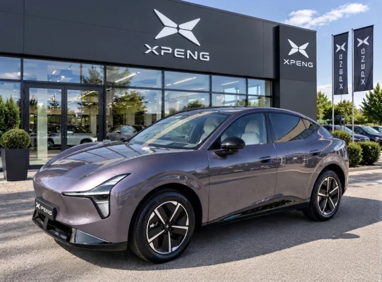 XPENG Elektro-SUV vor einem XPENG Schauraum